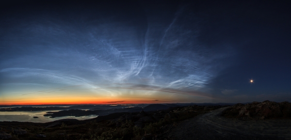 Noctilucent panorama (Lysende nattskyer). 44 poeng. © Jørn Konradsen  